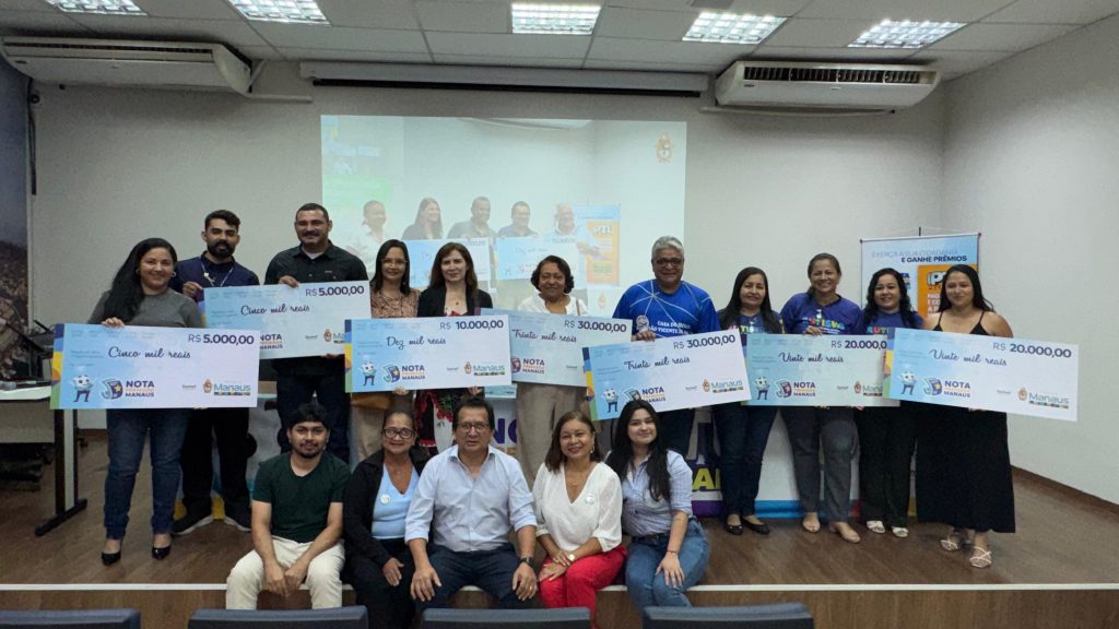 Entrega de prêmios do Nota Premiada Manaus com ganhadores e instituições sociais beneficiadas