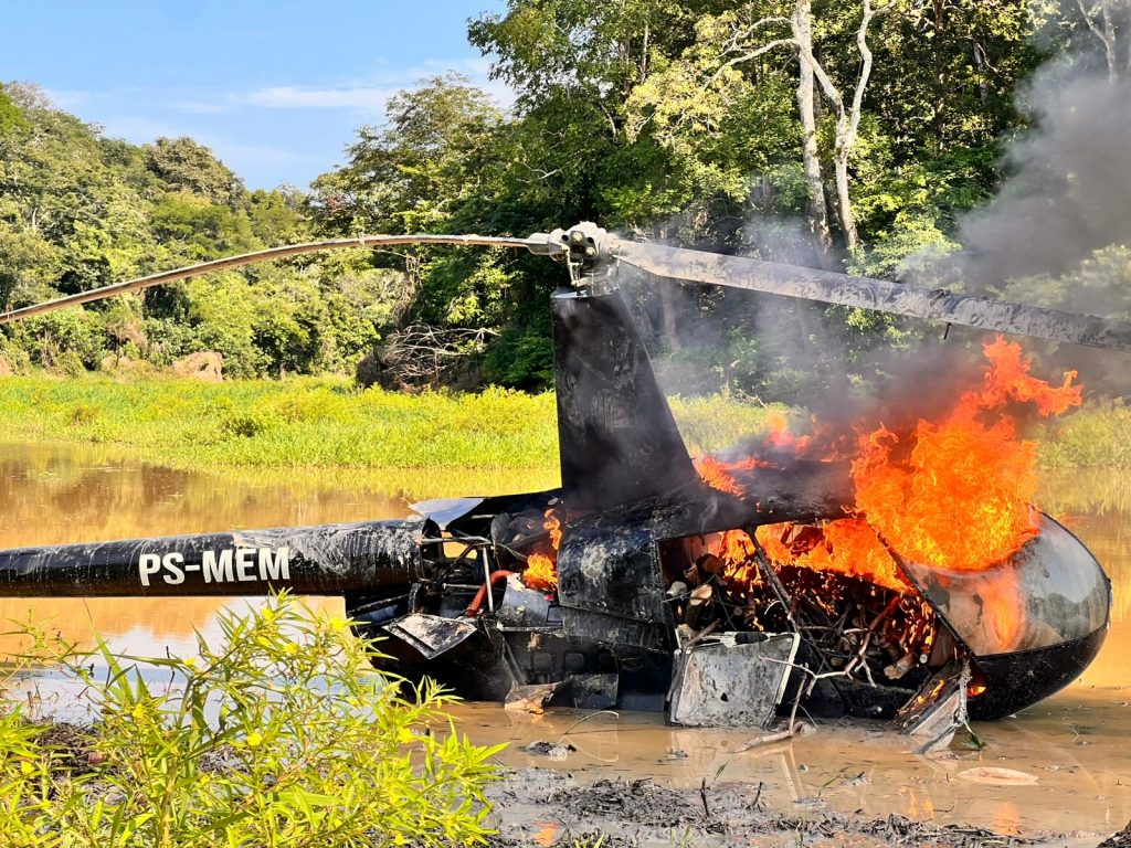 Helicóptero usado pelo narcotráfico é destruído pela Polícia Civil do Amazonas em Juruá