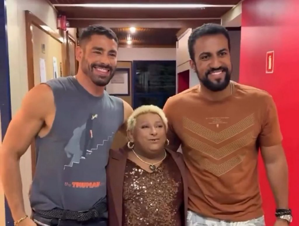 Patixa Telo encontra Cauã Reymond nos estúdios da Globo durante participação no Estrela da Casa.