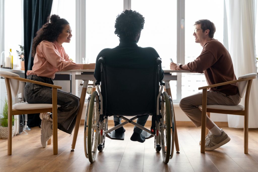 Colaboradores do Grupo Sabin em diferentes funções, representando a inclusão de pessoas com deficiência no mercado de trabalho.