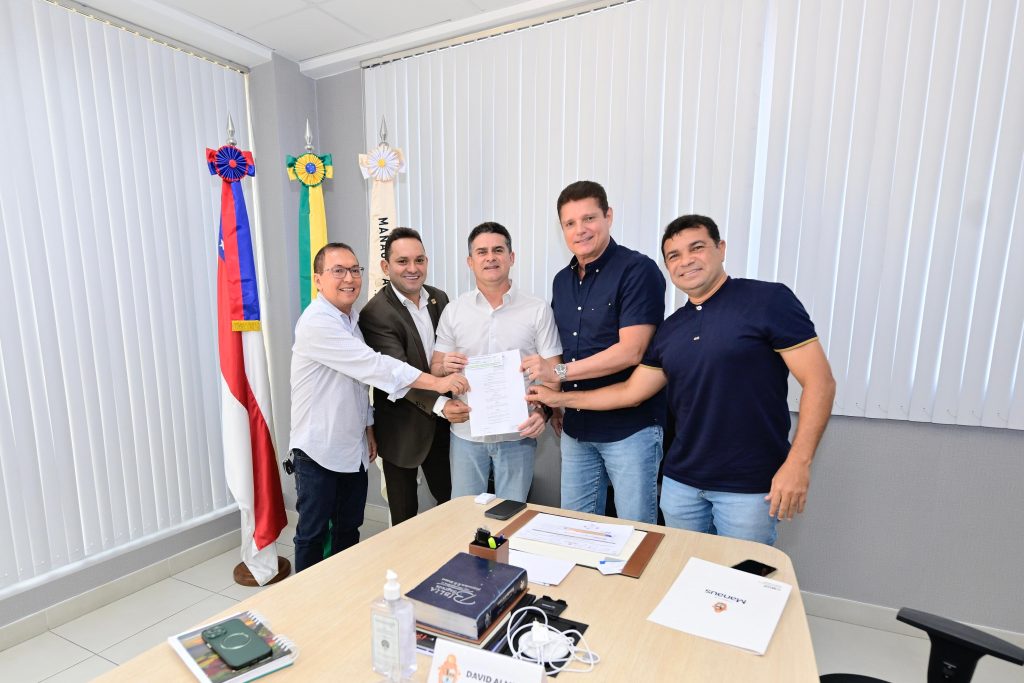 Prefeito David Almeida assina decreto de regulamentação do serviço de táxi em Manaus