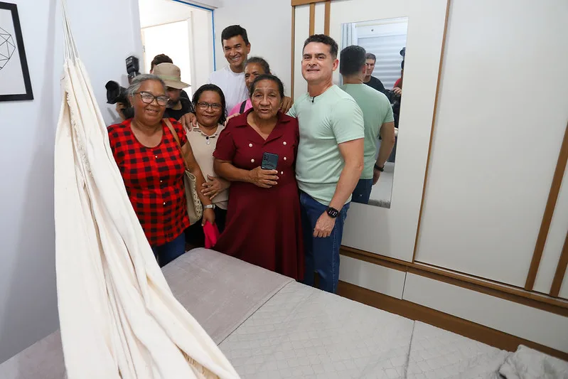 Prefeito de Manaus visita famílias que receberão moradia no residencial Carlos Braga