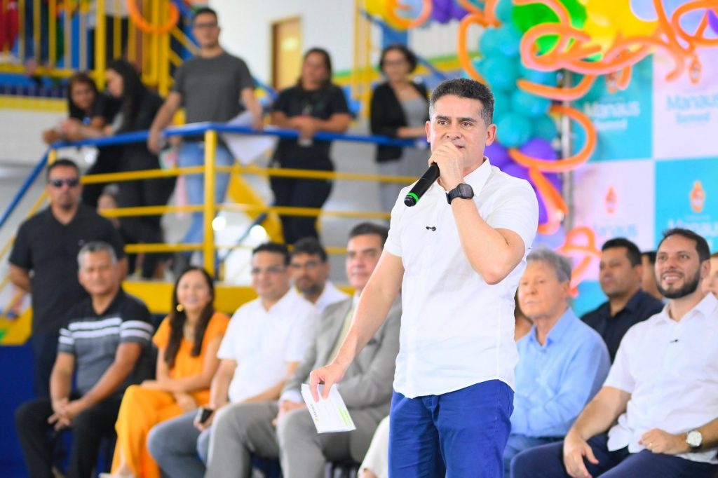 Prefeito de Manaus David Almeida na inauguracao da escola arthur bisneto