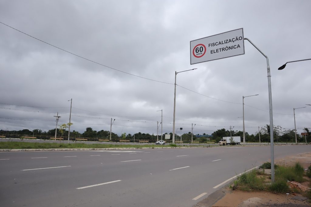 Placas de radares e lombadas eletrônicas em Manaus seguindo normas do Contran