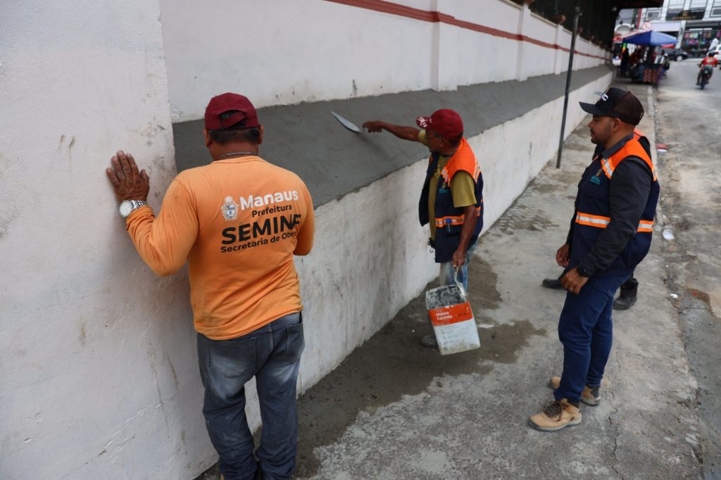 Equipe de obras da Seminf trabalhando na revitalização da estrutura lateral do Mercado Adolpho Lisboa em Manaus.
