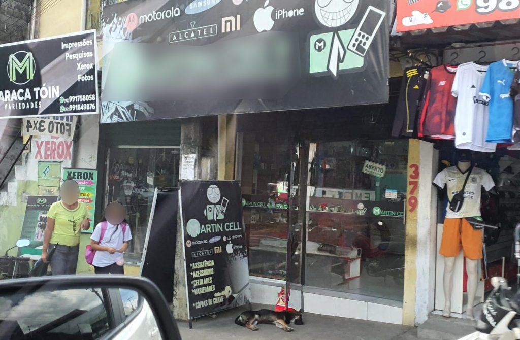 Policial do Nirc apreende celulares roubados em assistência técnica no bairro Monte das Oliveiras, zona norte de Manaus.