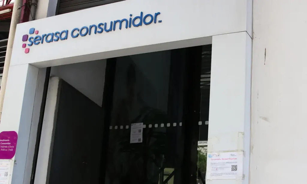 Pessoas negociando dívidas na Serasa com desconto de até 99%