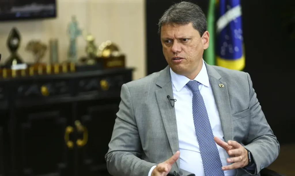 Alexandre de Moraes autoriza Tarcísio de Freitas a visitar Jair Bolsonaro em prisão domiciliar