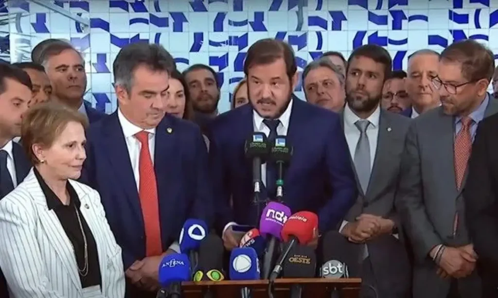 Logo do União Brasil em destaque durante coletiva de imprensa sobre saída de cargos no governo Lula