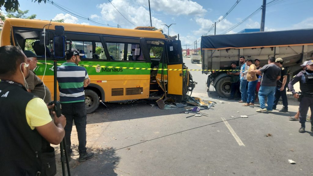Imagem mostra micro-ônibus Amarelinho após colisão com caçamba em Manaus