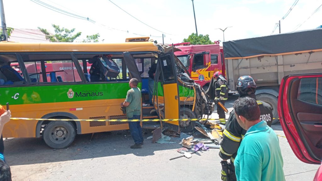 Micro-ônibus Amarelinho colidiu com caçamba Romeu e Julieta na avenida Curaçao, Manaus, deixando feridos.