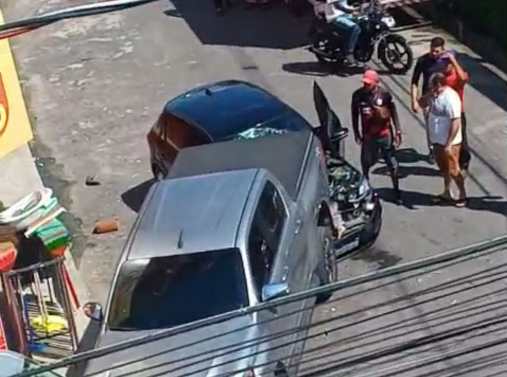 Acidente de trânsito em Manaus envolve idosa atropelada e dois veículos