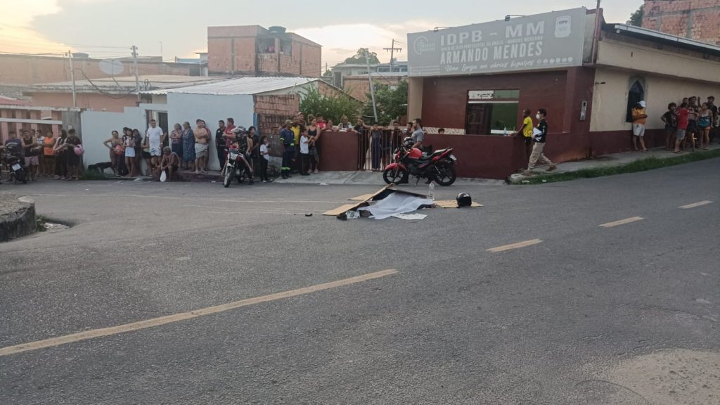 Motociclista morre após ser atingido por ônibus em acidente registrado por câmeras de segurança em Manaus