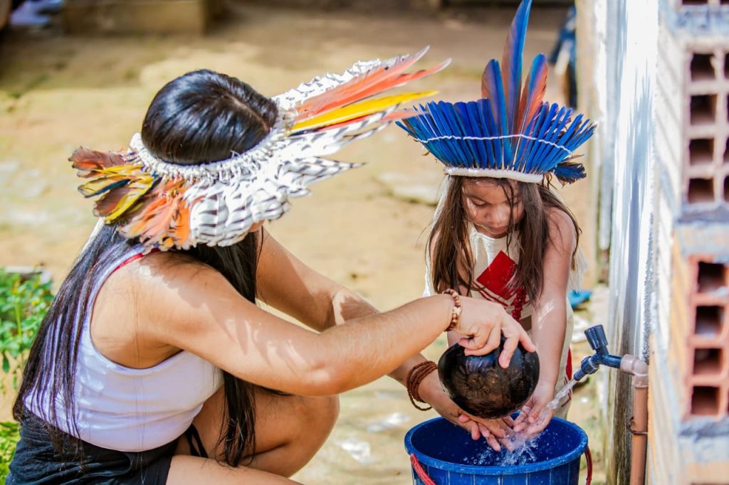 Serviço de água em aldeia indígena 
