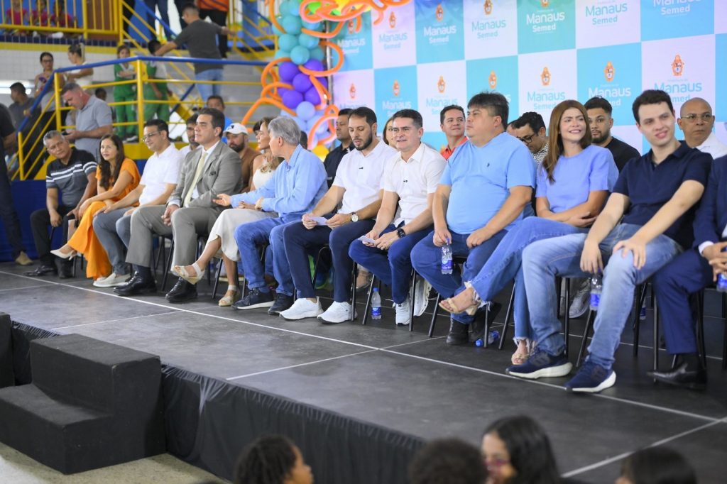 autoridades de manaus na inauguraçao da escola arthur bisneto
