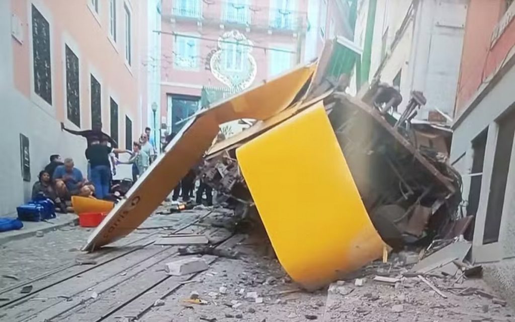 Equipes de emergência e agentes da polícia estão no local so acidente com bondinho em Lisboa