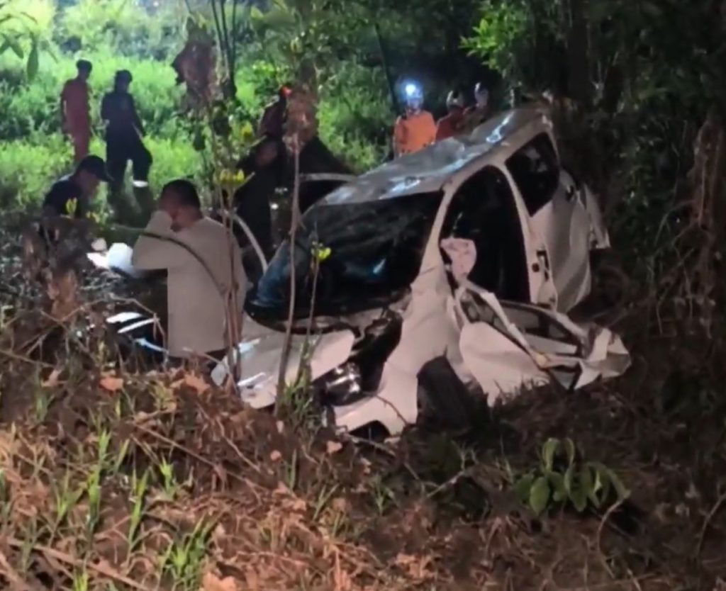 Carro destruído após cair em barranco na rodovia AM-070, em Iranduba