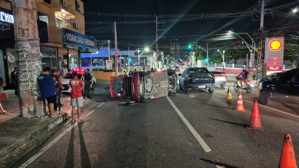 Carro capotado após falha nos freios no bairro Nossa Senhora das Graças, em Manaus