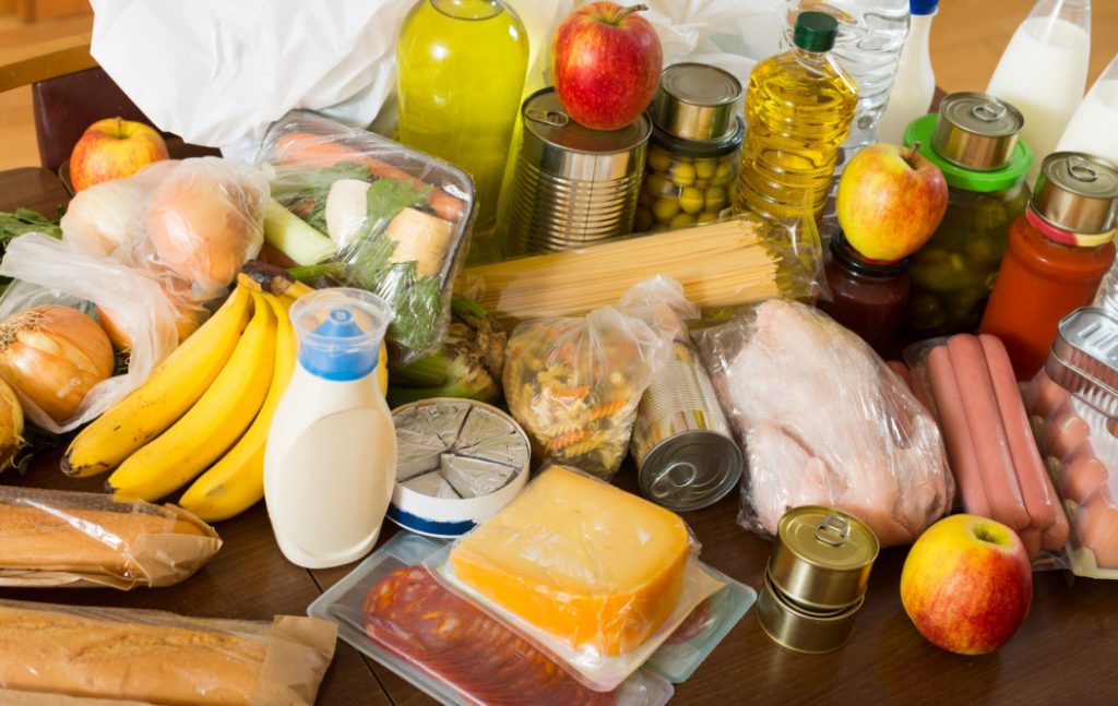 Pessoa lendo rótulo nutricional de um alimento processado
