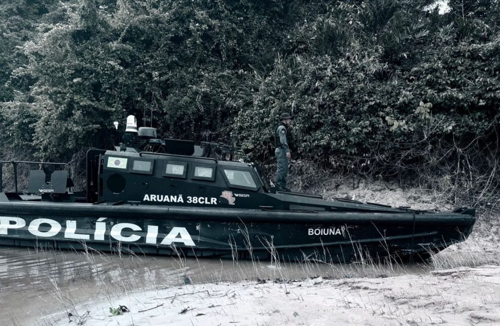 A Polícia Militar do Amazonas exibe a grande quantidade de fardos de maconha, munições e outros materiais apreendidos em uma operação contra o tráfico de drogas.