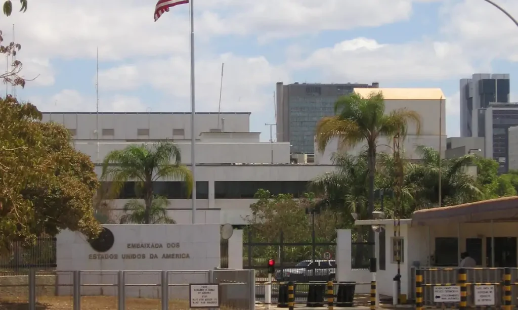 Fachada da embaixada dos Estados Unidos em Brasília