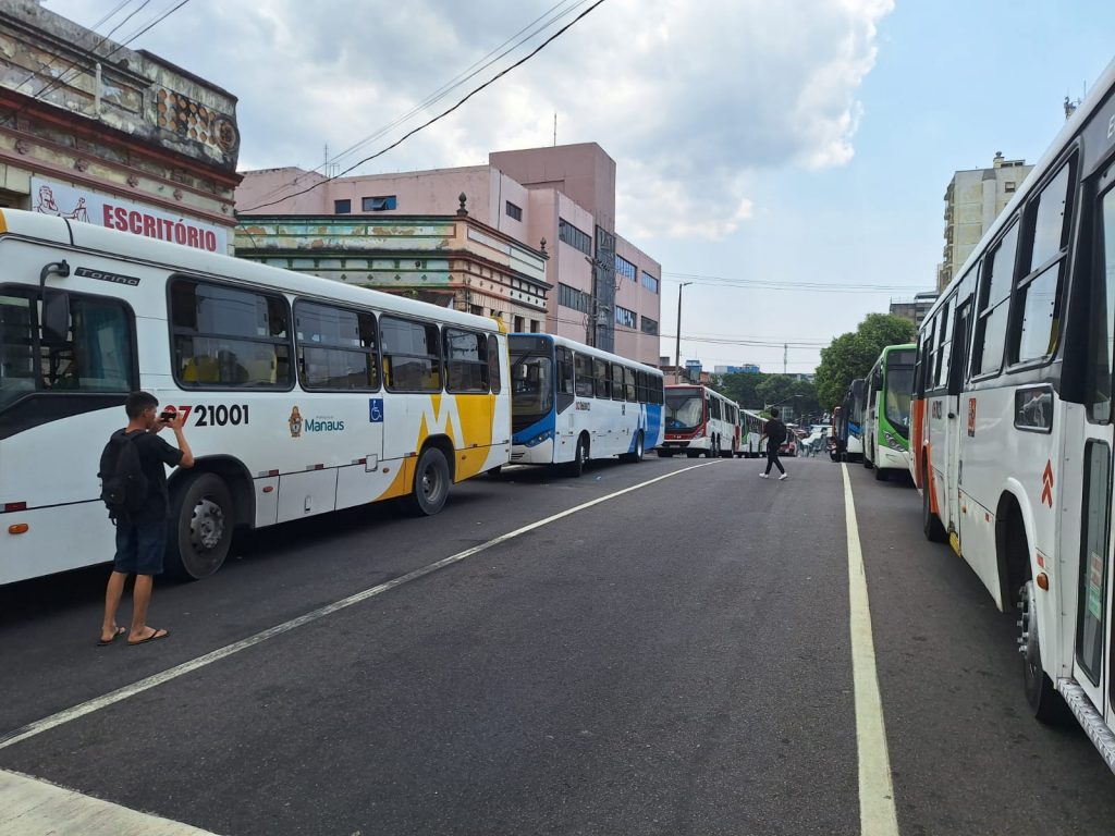 Rodoviários voltam a trabalhar em Manaus após fim da greve e depósito de salários pelo Governo do Amazonas.