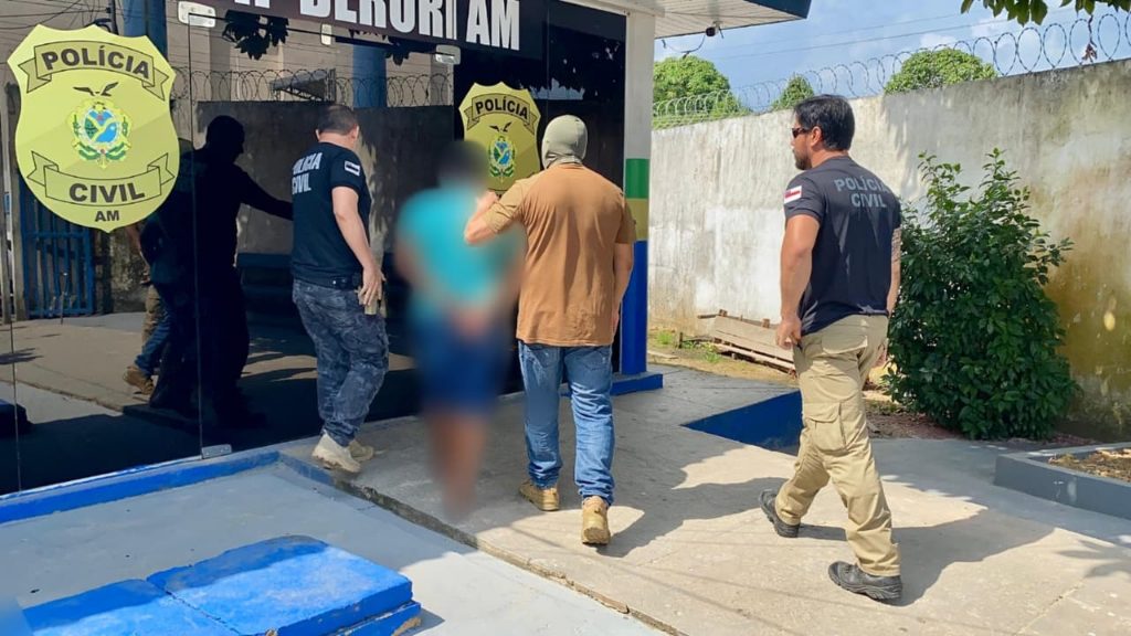 Idoso sendo algemado por um policial.
