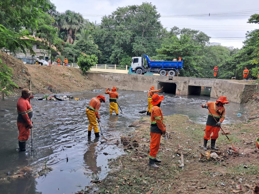 Equipes da Semulsp limpam igarapé em Manaus como medida preventiva para o inverno
