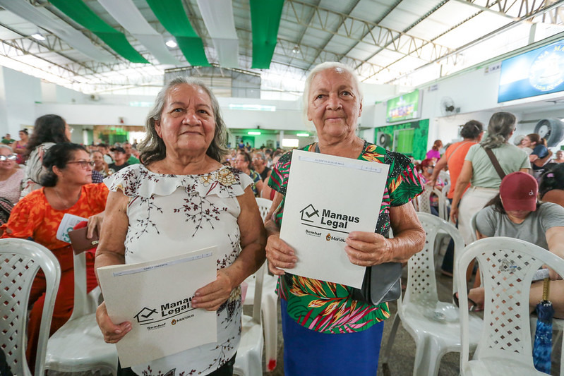 Moradores do morro da liberdade_manaus recebem título definitivo