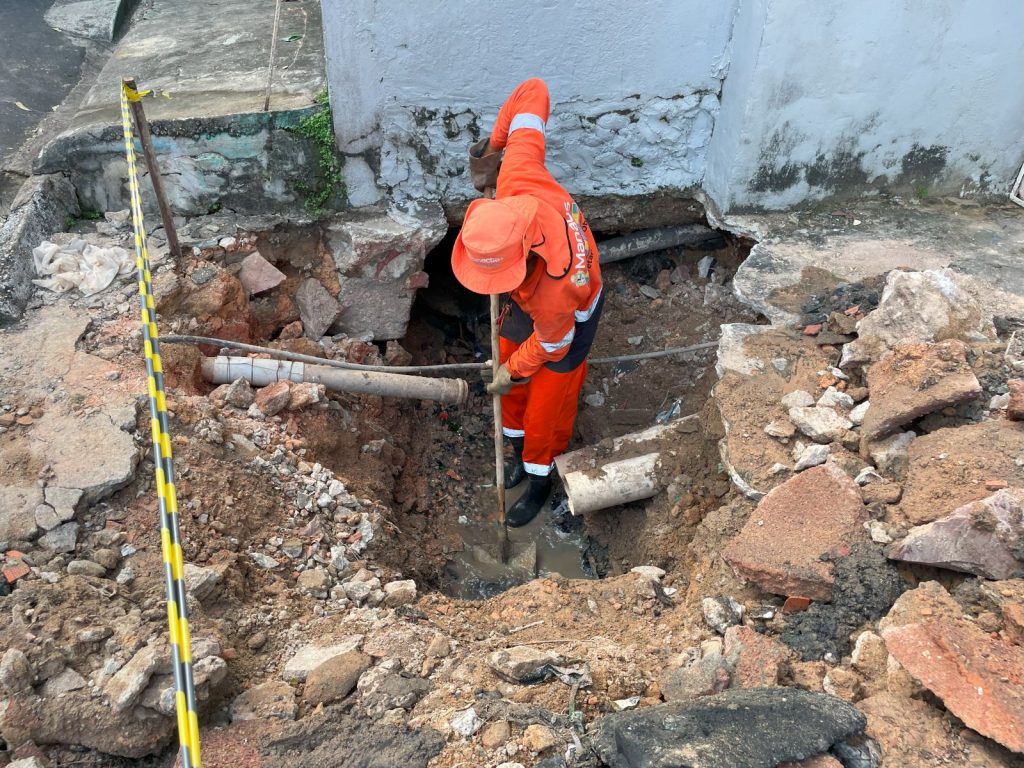 Equipe da Prefeitura de Manaus realiza reparo emergencial em rede de drenagem no bairro Petrópolis