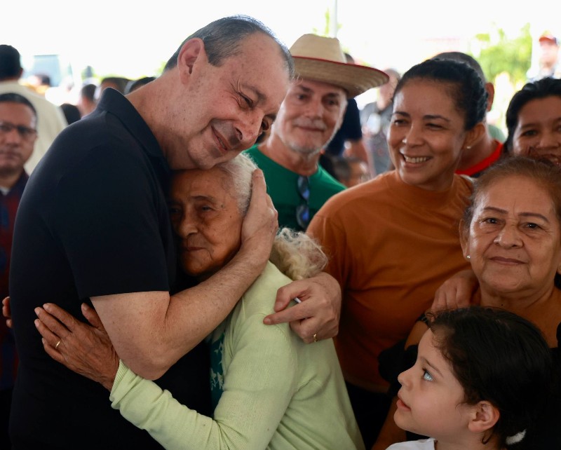Senador Omar Aziz cumorimenta populares durante entrega de equipamentos agricolas em Manaus