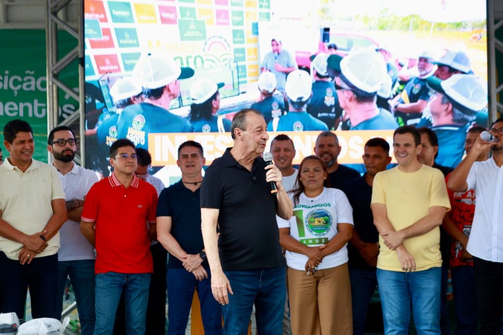 Senador Omar Aziz discursa durante entrega de equipamentos agrícolas em Manaus