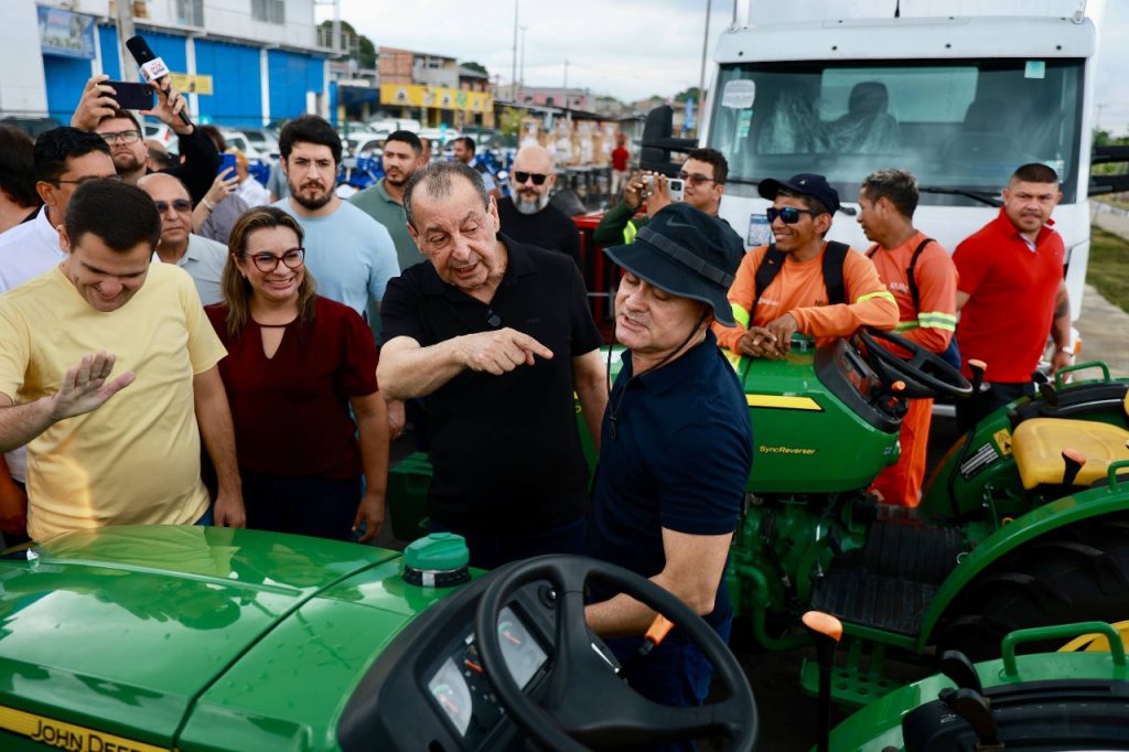 Senador Omar Aziz e prefeito David Almeida entregam equipamentos agrícolas para fortalecer a agricultura familiar em Manaus.