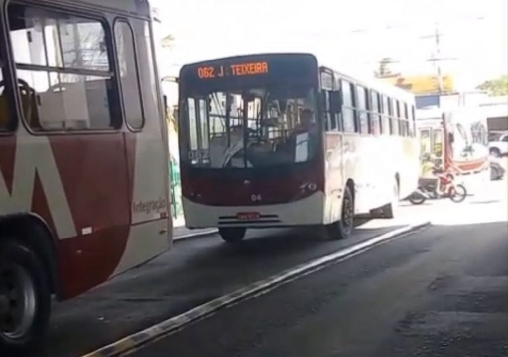 Ônibus parados na Avenida Brasil em Manaus durante greve dos rodoviários por salários atrasados