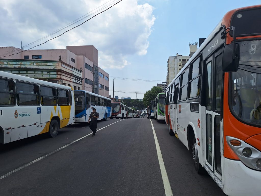 Foto de ônibus parados no Centro de Manaus durante paralisação dos rodoviários.