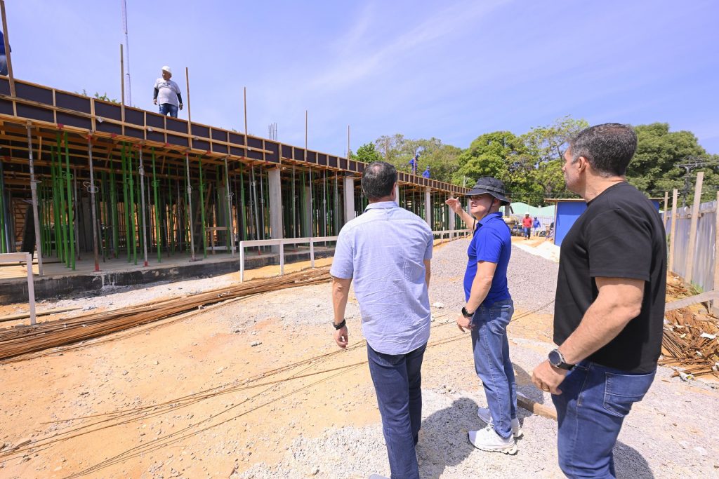 Prefeito David Almeida visita obras de assistência social e saúde em Manaus