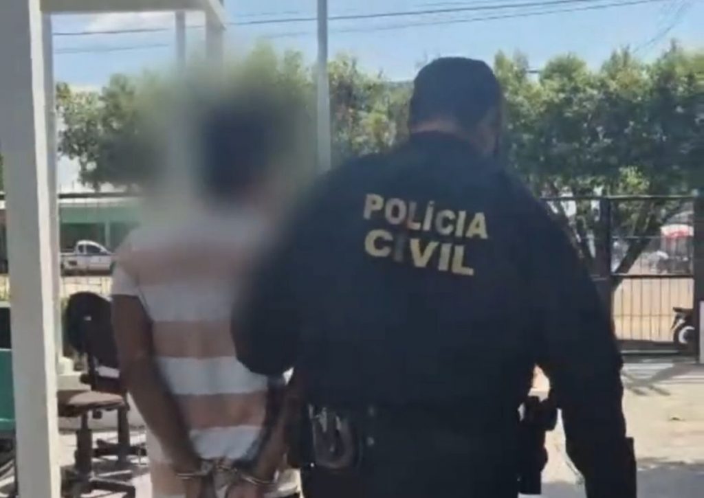 Policiais em ação na área de mata próximo ao aeroporto de Borba-AM, onde efetuaram a prisão por estupro de vulnerável.