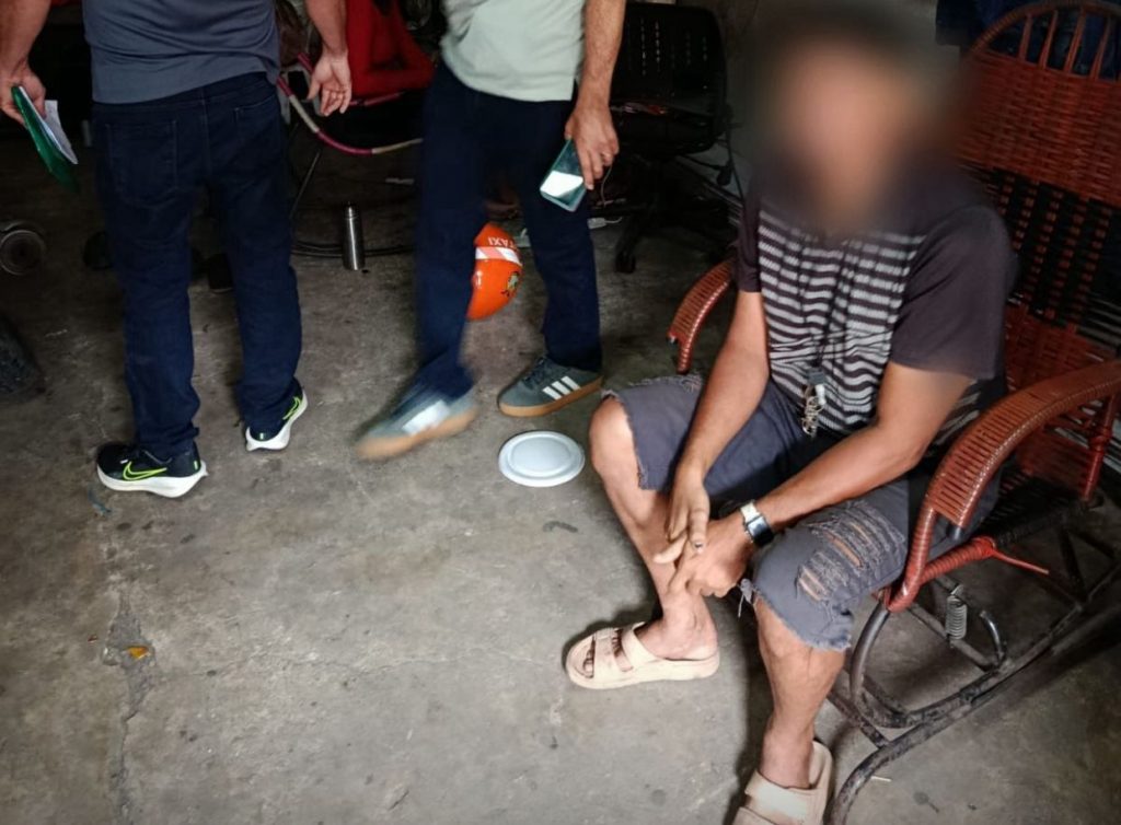 Policiais da Depca cumprindo mandados de prisão por exploração sexual de adolescentes em Manaus