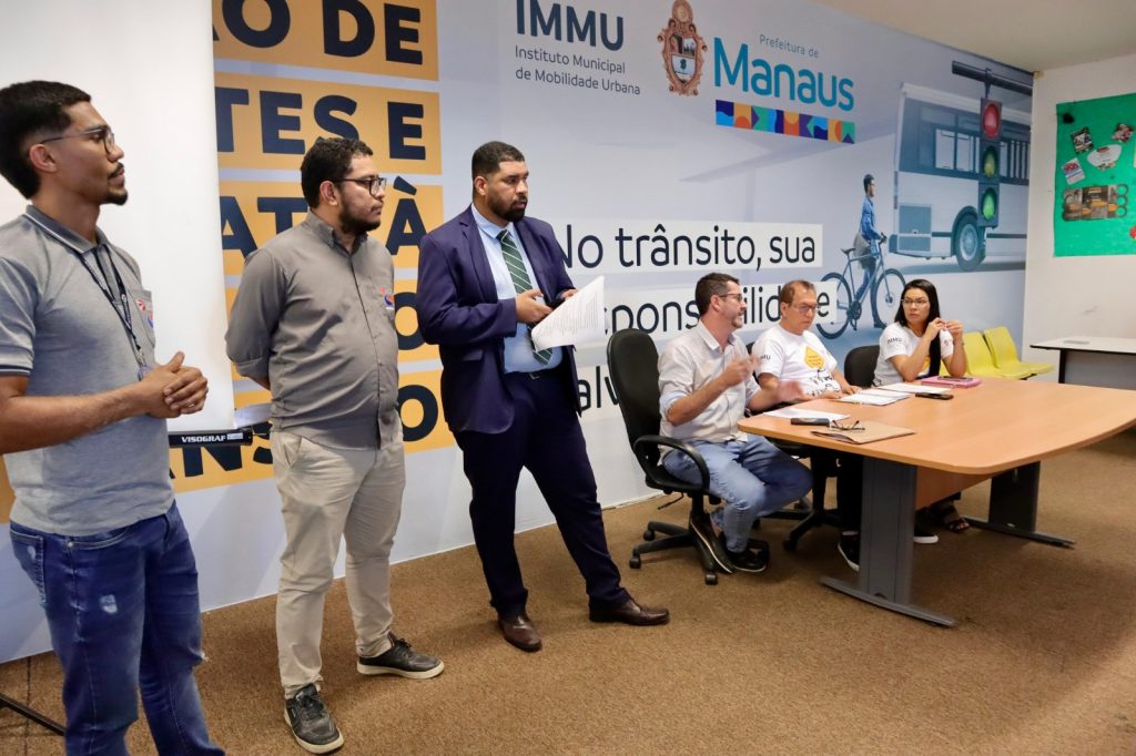 Reunião de planejamento sobre transporte complementar em Manaus