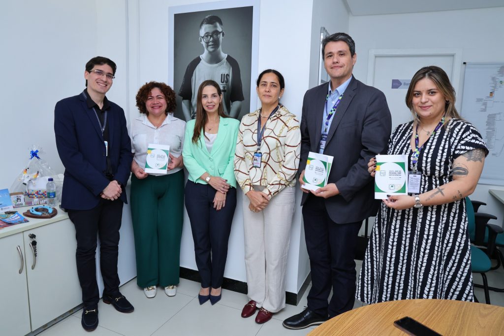 Membros do TCE-AM e da Secretaria da Pessoa com Deficiência do Amazonas posam para foto sorrindo após uma reunião sobre inclusão social.