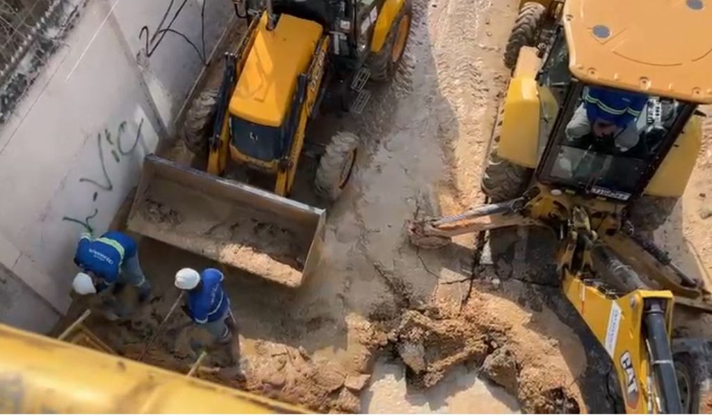 Rompimento de tubulação alaga ruas e casas na rua Marciano Armond, bairro São Francisco, Manaus