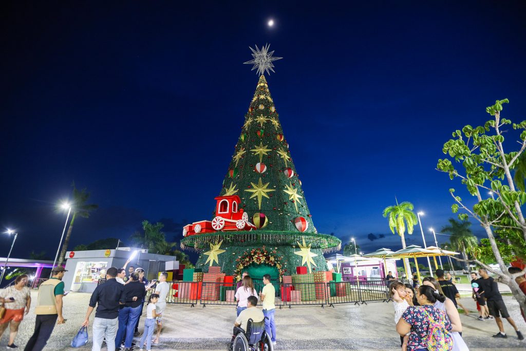 Árvore de Natal da decoração natalina em 2025 na praia da Ponta Negra em Manaus