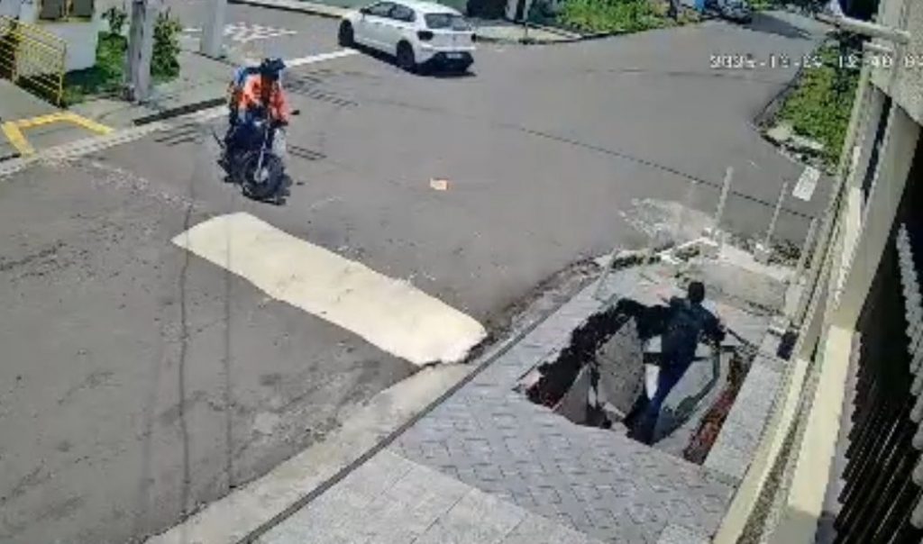 Estudante cai em cratera aberta em calçada na Rua Paraguaçu, bairro Vila da Prata, zona oeste de Manaus