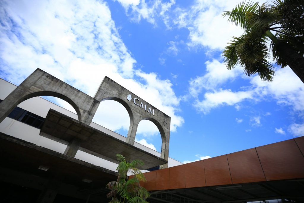 Fachada da Câmara Municipal de Manaus durante o dia