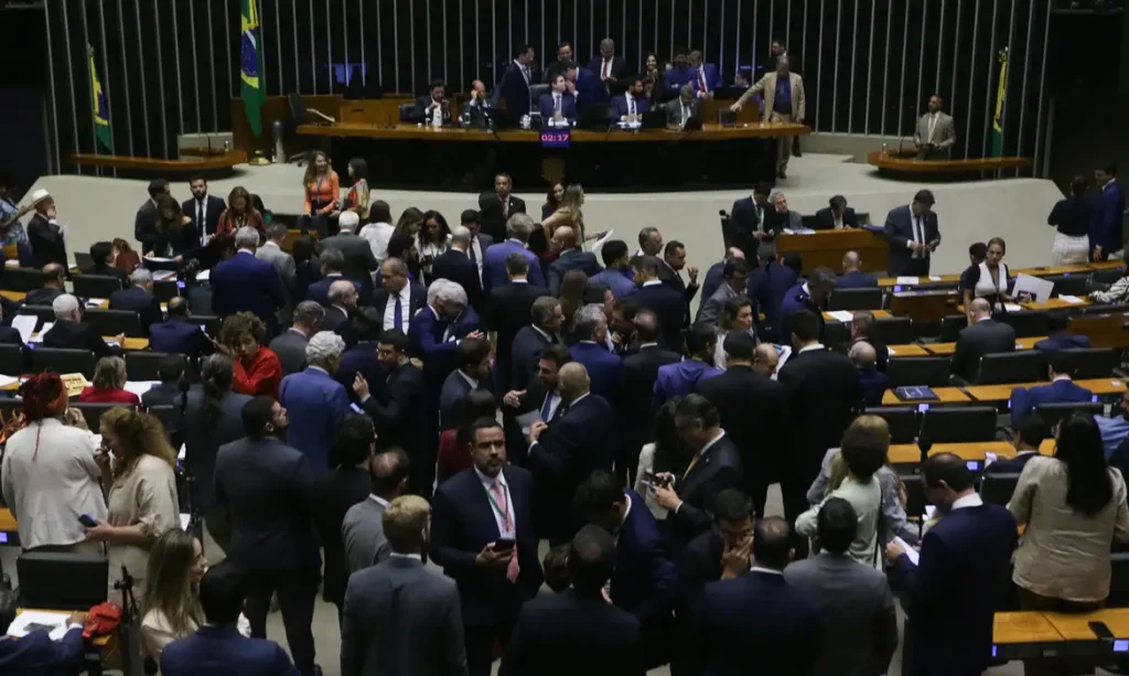 Sessão da Câmara dos Deputados durante votação da isenção do Imposto de Renda 2025
