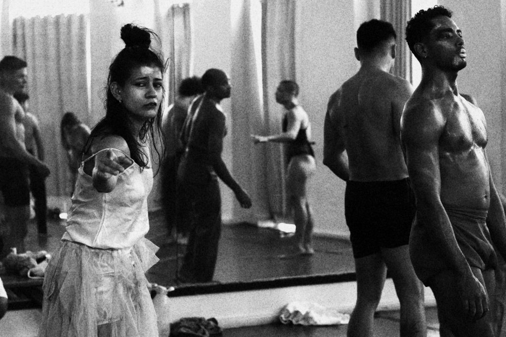 Espetáculo Cabaré Chinelo com dança e música no palco do Teatro Amazonas