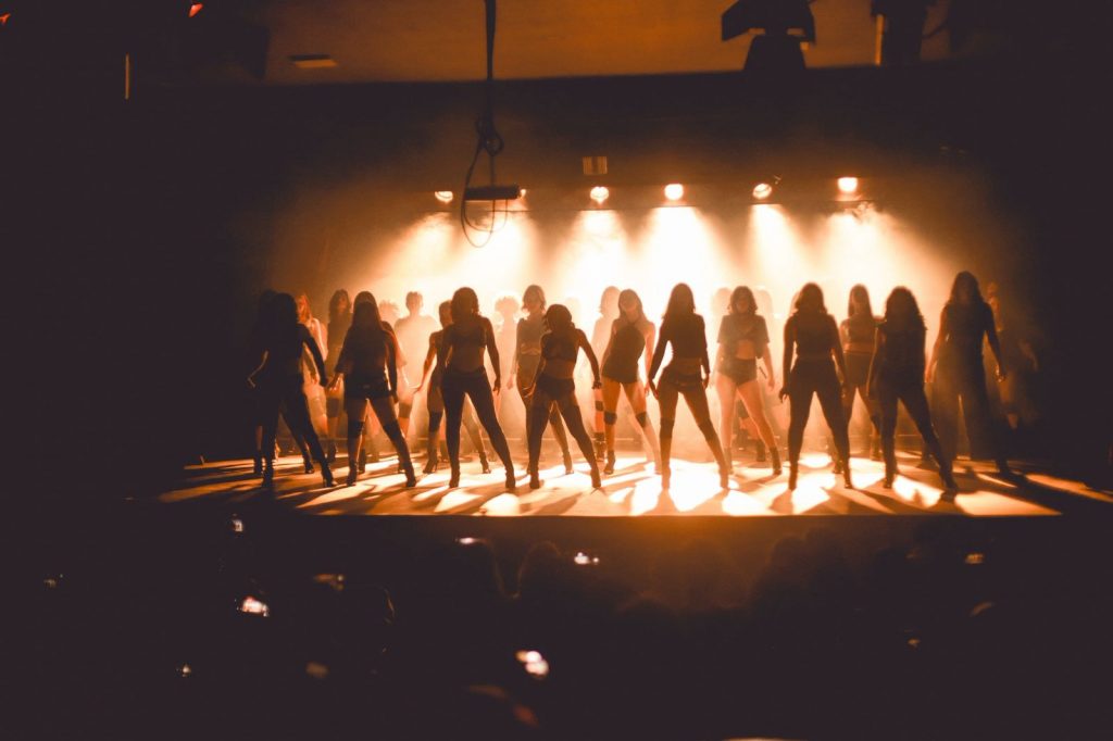 Heels Dance em Manaus: 60 mulheres levam força e delírio ao La Salle Espetáculo de dança Deliér no Teatro La Salle em Manaus