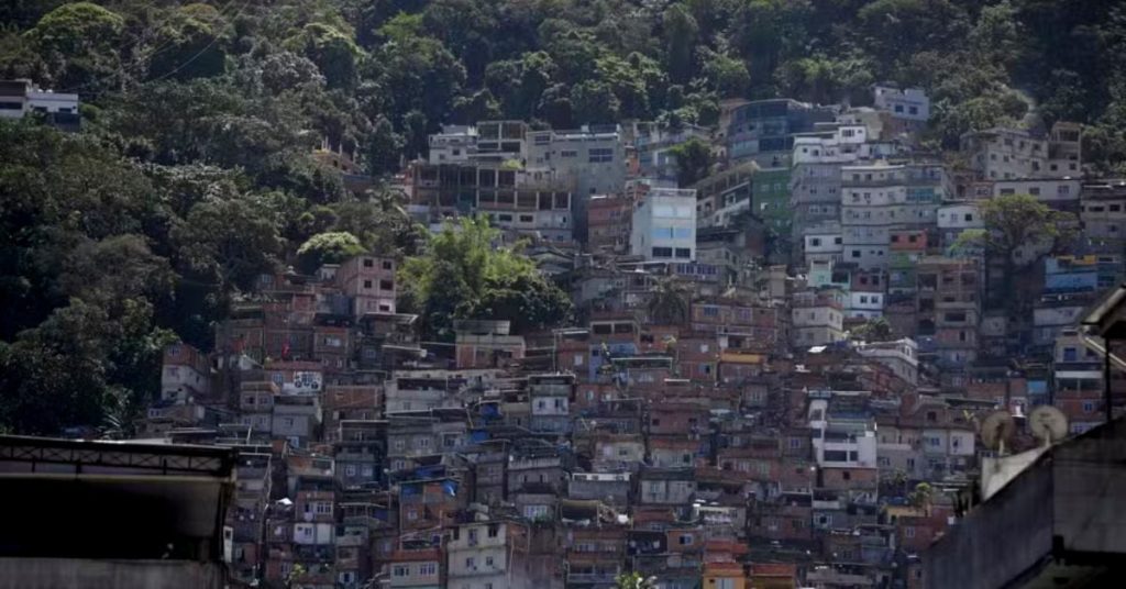 21 foragidos do Amazonas se escondem em redutos do Comando Vermelho no RJ Favela da Rocinha no Rio de Janeiro