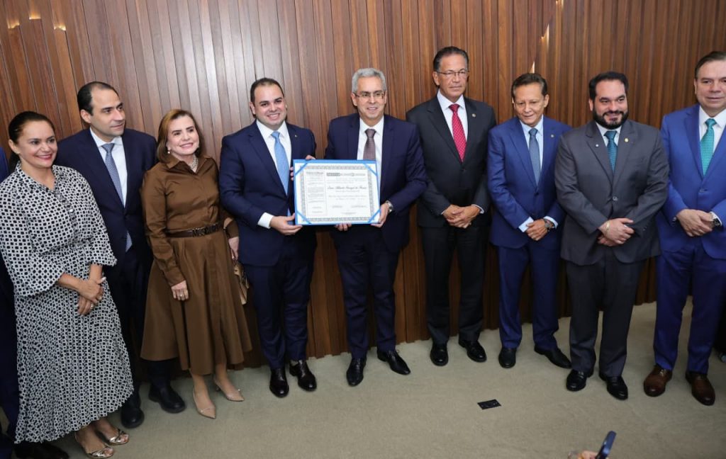 Ministro Luiz Alberto Gurgel de Faria recebe título de cidadao do Amazonas na Aleam em Manaus