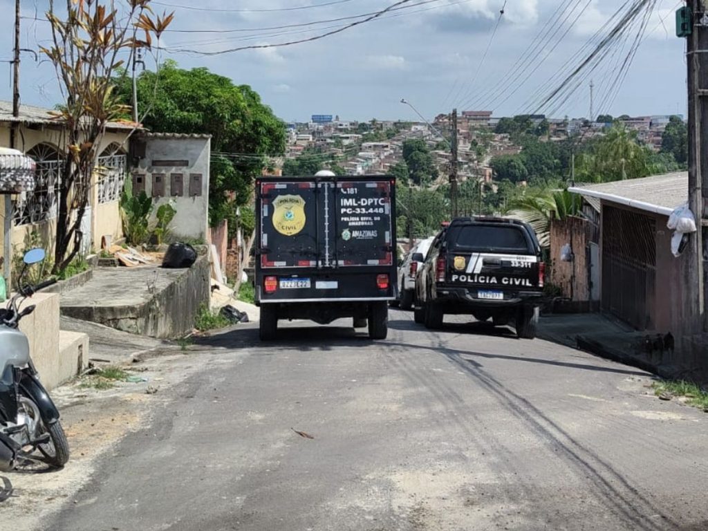 Mulher é encontrada morta em garagem de casa em Manaus com sinais de homicídio Garagem aberta na comunidade Fazendinha, Zona Norte de Manaus, onde mulher foi encontrada morta
